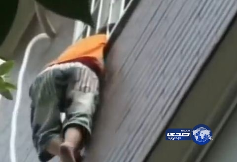 شاهد بالفيديو.. طفل كاد يفقد حياته لإهمال والدته