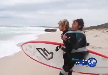 بالفيديو .. شاب يركب الأمواج بوالدته المشلوله لتحقيق حلمها