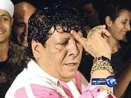 استجابة لنداء السيسي …” شعبولا” يغني ” الشعب والجيش إيد واحدة” في ميدان التحرير