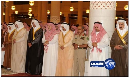 أمير الرياض ونائبه يؤديان صلاة الميت على الأميرة نورة بنت سعود بن عبدالعزيز