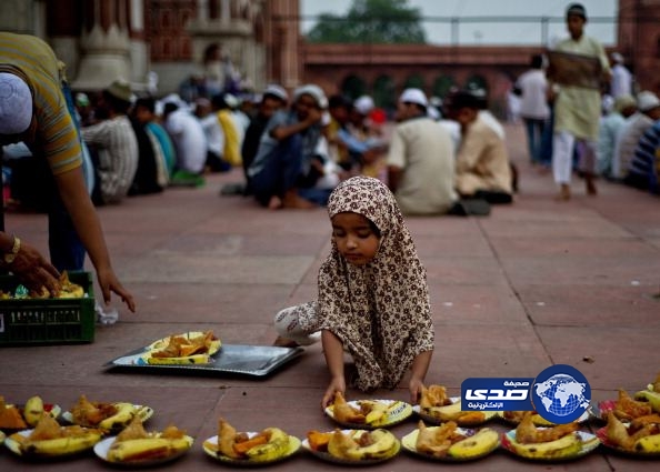 طفلة تساهم في أحد مشاريع إفطار صائم