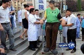 “استبدال الوركين” لأطول رجل في آسيا