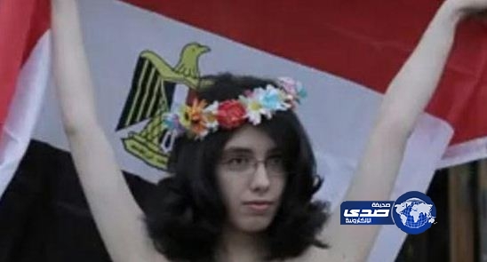 علياء مهدي تتظاهر عارية بنهار رمضان أمام سفارة مصر في برلين