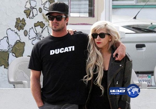 ليدي غاغا تهدي حبيبها حقيبة ثمنها 55 ألف دولار أميركي