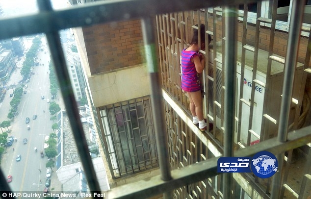 بالفيديو..تخليص طفلة علق رأسها بين قضبان الدور 24