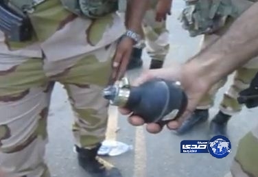 بالفيديو .. مؤيدو “مرسي” يلقون قنابل غاز على قوات الجيش المصرية