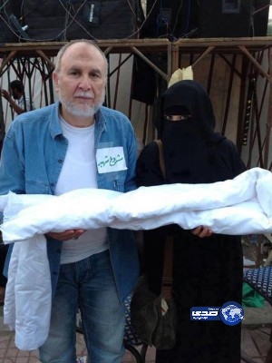 فنان مصري يحمل كفنه دعما لمرسي ويعلق: لن تسقط الشرعية إلا على دمائنا