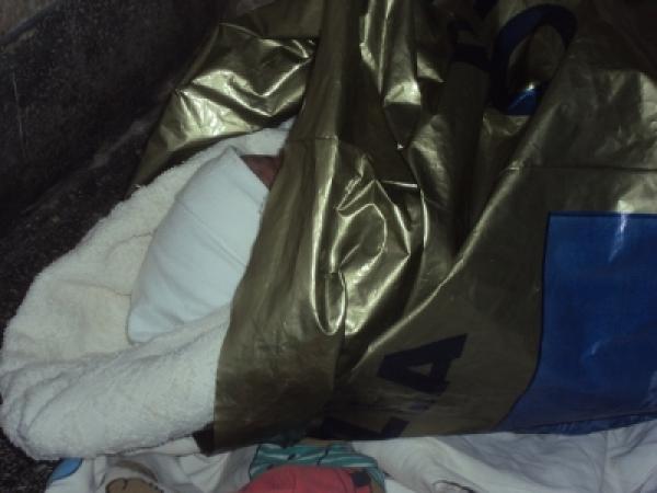 شاب وفتاة يتخلصون من رضيع متوفي داخل كيس نفايات