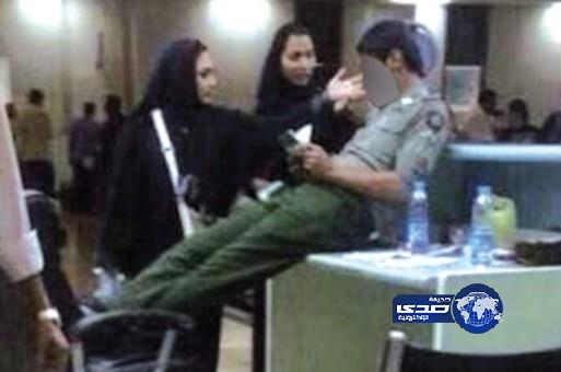 توقيف موظف الجوازات “المتكئ” ومنعه من استخدام وسائل الاتصال