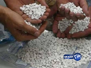 امرأة تهرب الحبوب المخدرة عن طريق أطفالها