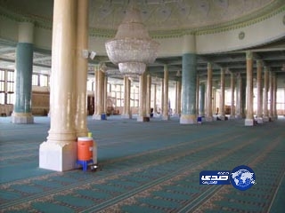 إمام يروع المصلين ويدفعهم للفرار من مسجده