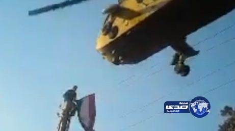 بالفيديو.. مصري يخفض رأسه لطائرة الجيش المصري ليسمح لها بالعبور!!