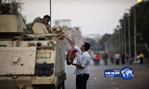 مواطن مصري يعطي جندي بضع تمرات مع آذان المغرب