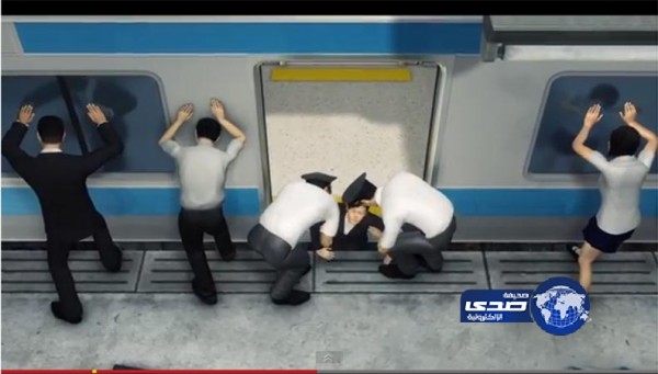 بالفيديو.. يابانيون يرفعون قطاراً وزنه 32 طناً لإنقاذ سيدة عالقة