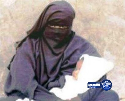 يمني وابنته يتسولان بجثة رضيع ميت