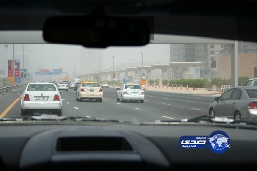 إماراتي يطالب سائقة بسداد مليون درهم مخالفات مرورية