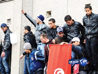 تونسيون ينشرون صورهم وهم مفطرون تحدياً لداعية