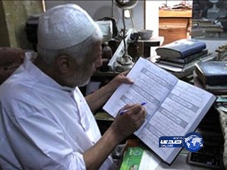 عجوز يكتب القرآن الكريم بخط يده مستغرقا 3 سنوات و5 أشهر