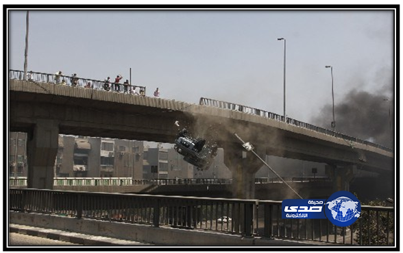 بالفيديو:مدرعة تسقط من فوق الجسر في مصر