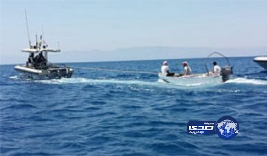 حدود تبوك ينقذ 4 أشخاص انفجرت واسطتهم داخل البحر ورضيعًا من الغرق