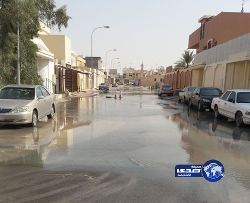 بالصور – انفجار ماسورة مياه يغرق سليمانية الإحساء