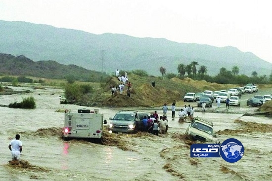 شباب ينقذون عائلة من الموت غرقاً في سيول وادي قنونا