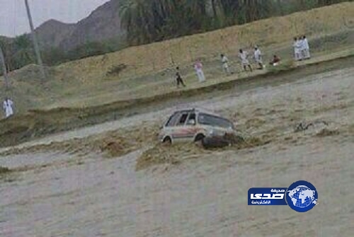 “مدني القنفذة” ينقذ عائلة علقت بسيول وادي قنونا