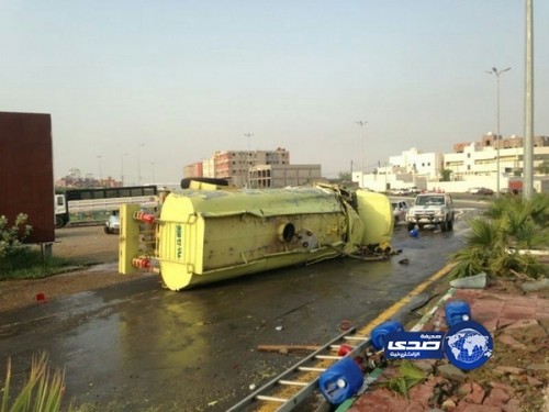 إصابة اثنين من الدفاع المدني وسائق شاحنة في حادثين بمحايل عسير