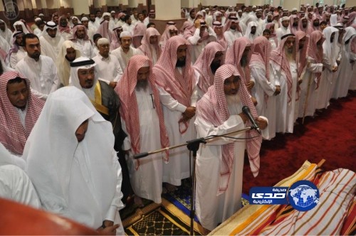 وكيل أمارة جازان يؤدي صلاة الميت على الشيخ المدخلي