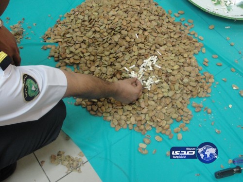 بالصور – إحباط تهريب 76 ألف قرص مخدر داخل “حبات فول”