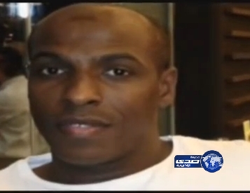 بالفيديو – “المجنون” يبكي ويطالب وزير الداخلية بإنهاء معاناته