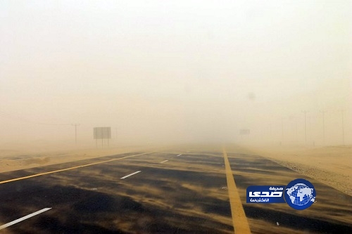 موجات الغبار تحجب الرؤية على الطريق الساحلي بالقنفذة