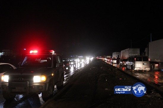 أمطار وسيول جازان تحتجز مواطن وتغلق الطريق الدولي