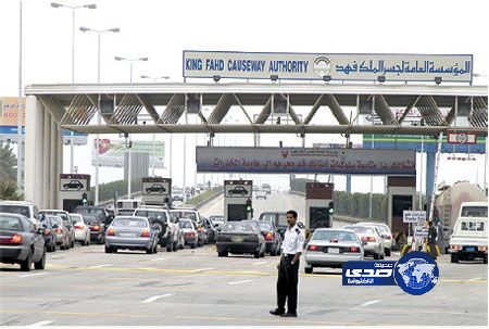 عطل فني بجسر الملك فهد يتسبب في احتراق سيارة