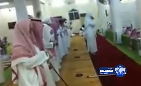 بالفيديو – نزاع على “الإمامة” في مسجد بالقصيم يقسم المصلين إلى “جماعتين”