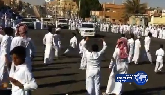 بالفيديو – العناية الإلهية تنقذ طفلاً من الموت في ساحة تفحيط