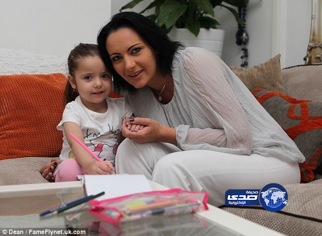 بريطانية تتخفى في زي إسلامي لتخطف ابنتها من مصر