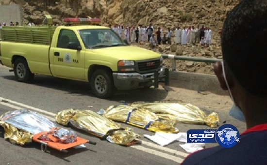 وفاة رجل وأربع سيدات في حادث اصطدام سيارة بباص ببارق