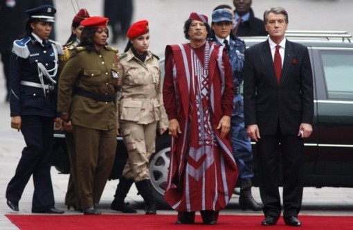 “حارسات القذافي” العقيد وأبناؤه اعتادوا اغتصابنا.. وسنحاكمه دولياً