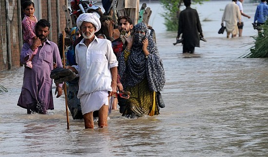 وفاة 165 شخصاً في فيضانات باكستان