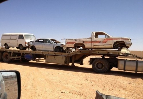 بالصور – بلدية طريف تبدأ حملة إزالة السيارات التالفة