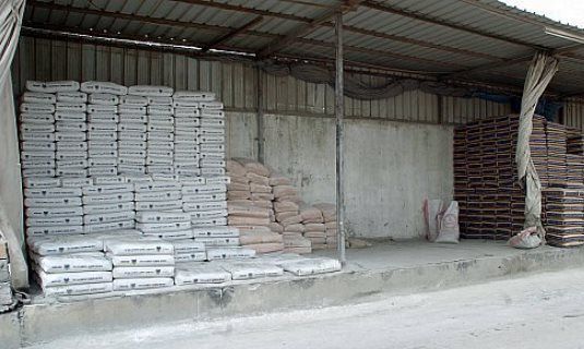 إتلاف 5 أطنان من الإسمنت المغشوش بجدة