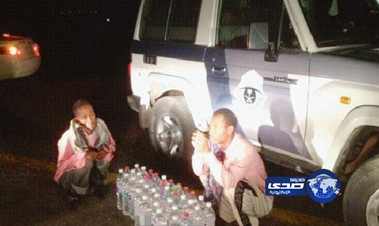 سقوط وافدين بــ”60″ قارورة مسكر في جدة