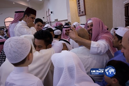 المسلمون الجدد يؤدون صلاة العيد الأولى في حياتهم