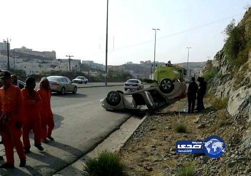مصرع عامل انقلبت عليه سيارة بالباحة