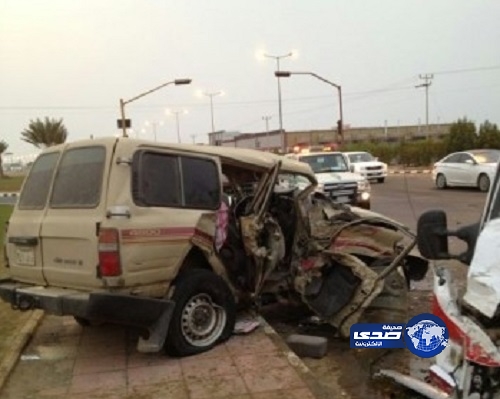 بالصور – مصرع طفلة واصابة ثمانية آخرون في حادث مروري لسيارة إسعاف
