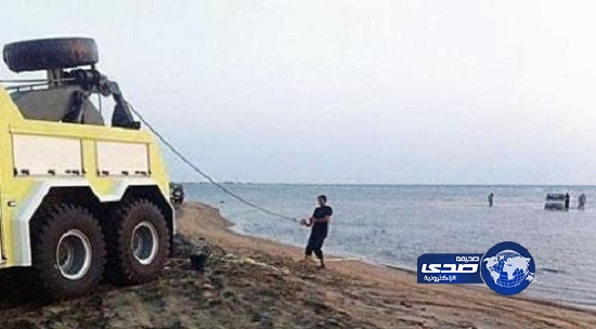 انتشال سيارة عالقة في بحر محافظة أملج