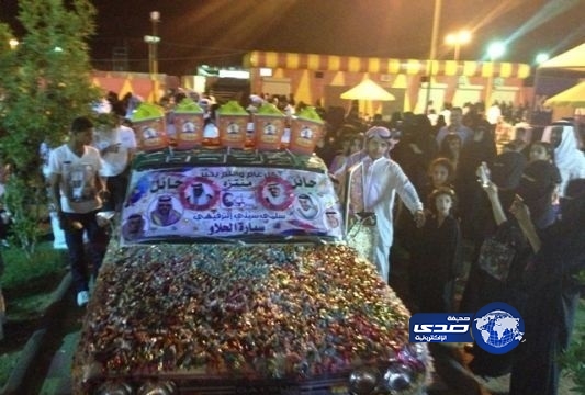 بالصور – سيارة من الحلوى بمهرجان سلمى سيتي بحائل