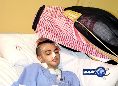 بالصور – أمير الباحة يقبل شاب في غيبوبة ويرقيه