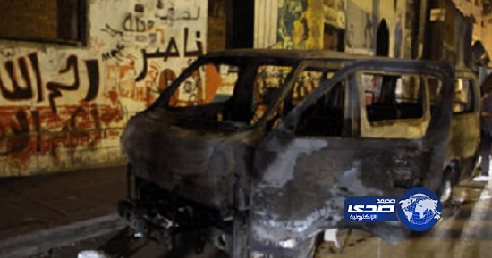 أنصار “الإخوان” يحرقون سيارة شرطة ويخربون واجهات المحلات
